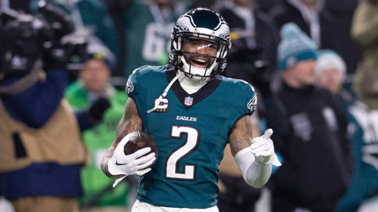 Eagles’ Darius Slay leaves game against Packers with elbow injury