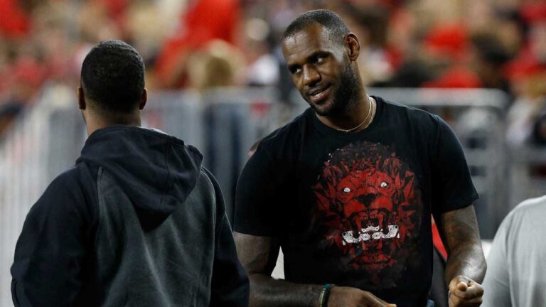 LeBron James’ emotional reaction to TreVayon Henderson’s incredible touchdown