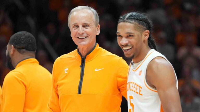 Rick Barnes Barnes Tennessee Barnes gives “emotionally” honor to volunteers to seniors after winning in South Carolina